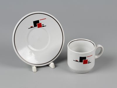 Супрематизм. Малевич. Кофейная пара. Дулево. 1990-е. Фарфор, шелкотрафаретная печать. Чашка. 