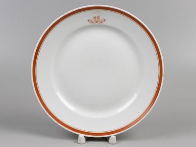 AII. Тарелка с монограммой "АА" под короной. ИФЗ. Фарфор, цветная отводка, деколь, золочение. Ди 