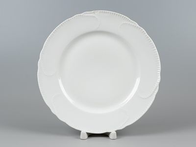 НII. Тарелка столовая. Белье. ИФЗ, 1911 г. Фарфор, глазурь. Диаметр 23,5 см. На основании марка 