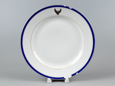 НII. Тарелка из Сервиза &laquo;с гербом, голубой полосой и золотым узким рантом&raquo; Царскосельского 