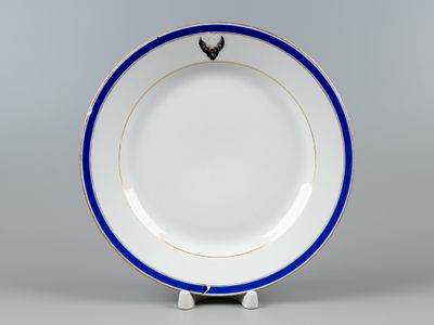 НII. Тарелка из Сервиза &laquo;с гербом, голубой полосой и золотым узким рантом&raquo; Царскосельского 