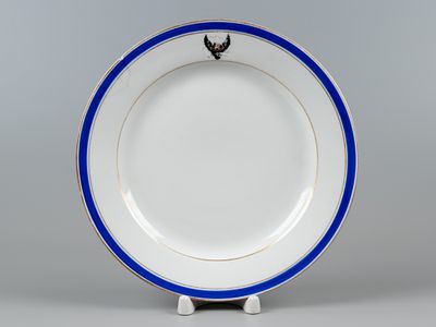 НII. Тарелка из Сервиза &laquo;с гербом, голубой полосой и золотым узким рантом&raquo; Царскосельского 