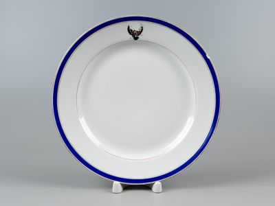 НII. Тарелка из Сервиза &laquo;с гербом, голубой полосой и золотым узким рантом&raquo; Царскосельского 