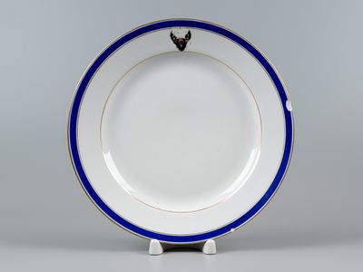 НII. Тарелка из Сервиза &laquo;с гербом, голубой полосой и золотым узким рантом&raquo; Царскосельского 