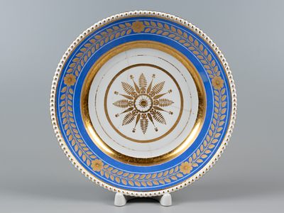 Тарелка в стиле ампир. Завод А. Попова. Пер. пол. XIX в. Фарфор, крытье, золочение. Диаметр 22 