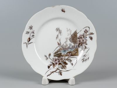 Пирожковая тарелка. Цветы и насекомые. Т-во М.С. Кузнецова. Дмитровский завод, 1891-1917 гг. 