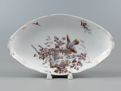 Селедочница. Цветы и птицы. Т-во М.С. Кузнецова. Дулево, 1864—1889 гг. Фарфор, деколь, золочение. 