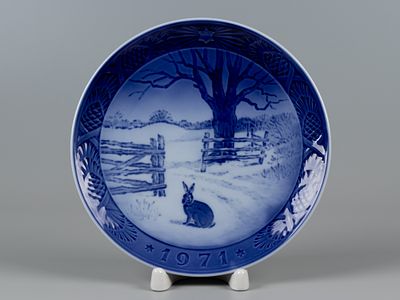 Royal Copenhagen. Декоративная тарелка из рождественской серии. Hare in winter. 1971. Авт. Kaj 