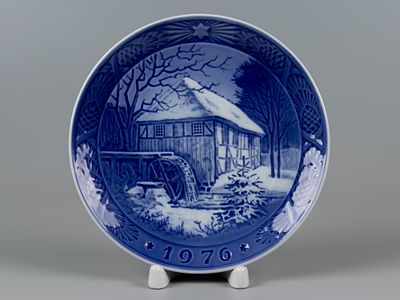 Royal Copenhagen. Декоративная тарелка из рождественской серии. Vibaek Water-Mill. 1976. Авт. 