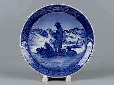 Royal Copenhagen. Декоративная тарелка из рождественской серии. Greenland scenery. 1978. Авт. 