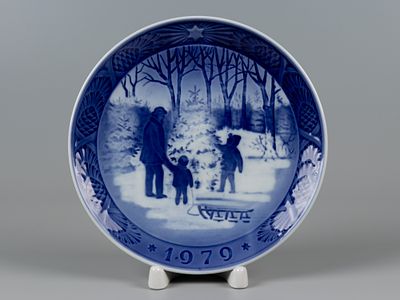 Royal Copenhagen. Декоративная тарелка из рождественской серии. Choosing the Christmas tree. 