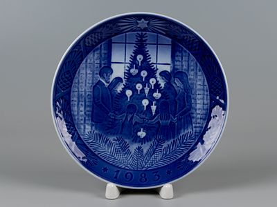 Royal Copenhagen. Декоративная тарелка из рождественской серии. Merry Christmas. 1983. Авт. Kaj 