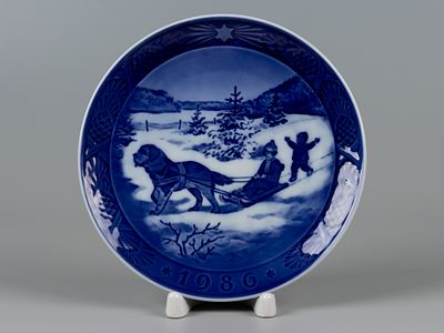 Royal Copenhagen. Декоративная тарелка из рождественской серии. Christmas holidays. 1986. Авт. 