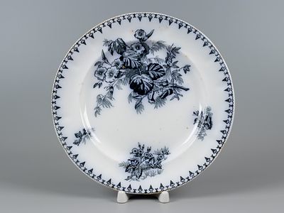 Тарелка. Цветы. М.С. Кузнецов в Твери. 1870-1880-е. Фаянс, деколь. Диаметр 24,5 см. На 