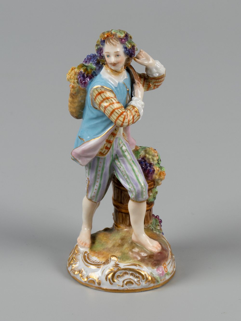 Александр II. Виноградарь. По модели А. Шписа. ИФЗ, 1850-1870-е. Фарфор, роспись, золочение. Выс 