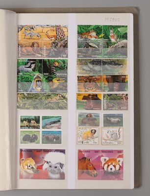 Папка с 12-ю двхстоонними планшетками (10 заполнены) с подборкой почтовых марок разных стран на 