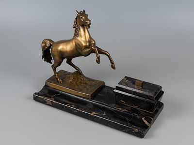 [2026 год лошади] Чернильный прибор. Конь на дыбах. Пер. треть XX в. Шпиатр, мрамор Портор 