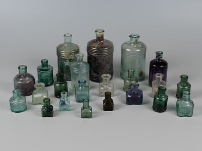 Бутылочки для чернил. 22 шт. 1880-1930-е. Прессованное стекло. Высота самой большой 15 см. 