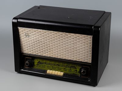 Радиола "Стрела" Ламповый радиоприемник с проигрывателем грампластинок. 1950-е. Работоспособност 