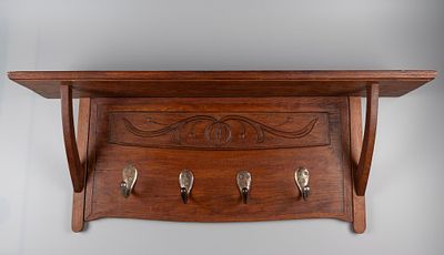 Полка-вешалка с крючками. В стиле модерн. Начало ХХ в. Дуб, металл. Размер 34х91х21.5 см. Следы 