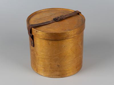 Шляпная коробка малая. Акционерное общество для механической обработки дерева А.М. Лютера 