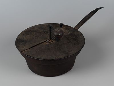 Жаровня для кофе. руб. XIX-XX вв. Железо, дерево. Высота 19,5 см. Диаметр 23,5 см. Следы 