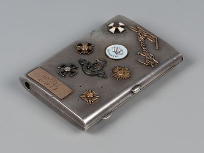 Портсигар с памятными накладками "Володя". 1914 г. Бел. металл. Накладки жёлт. металл, гор. эмаль. 