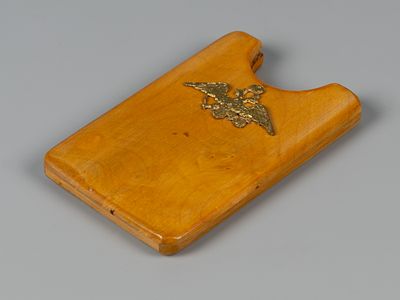 Визитница с накладкой двуглавый орел НII. ХХ в. Карельская береза, латунь. Размер 6х9 см. Следы 