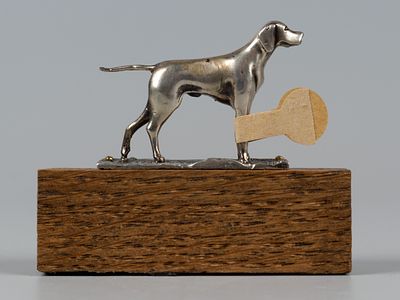Статуэтка. Собака породы Легавая. Сувенир на деревянном постаменте. Швеция, ХХ в. Бел. металл, дуб. 