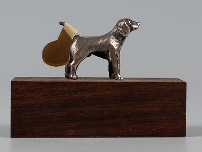 Статуэтка. Охотничья собака. Сувенир на деревянном постаменте. Швеция, ХХ в. Бел. металл, дуб. Об 