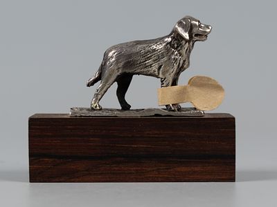 Статуэтка. Бернская овчарка. Сувенир на деревянном постаменте. Швеция, ХХ в. Бел. металл, дуб. Об 