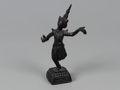 Статуэтка. Храмовая танцовщица. Сиам, Камбоджа (?), пер. пол. XX в. Бронза, голландская сажа. Вы 