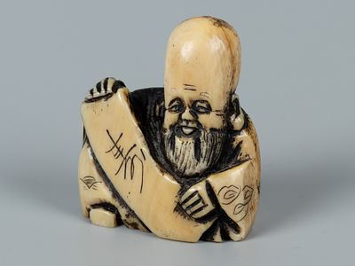 Нэцкэ. Фукурокудзю со свитком. Пер. пол. XX в. Слоновая кость, тонировки. Высота 4,5 см. На 