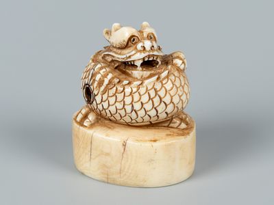 Нэцкэ. Печать с Драконом. XIX в. Слоновая кость, тонировки. Высота 4 см. На боку као. Трещины 