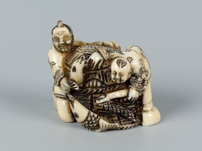 Нэцкэ. Рыбаки. Япония, Ямада, провинция Исэ. сер. XIX в. Кость, тонировки, инкрустация обсидианом. 