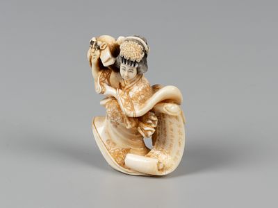 Нэцкэ. Танец гейши с маской льва. XX в. Слоновая кость, тонировки. Высота 4,5 см. На основании 