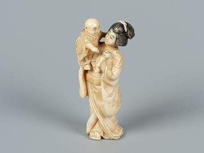 Нэцкэ. Японка с младенцем. Руб. XIX-XX вв. Кость, тонировки. Высота 5 см. На основании као. 