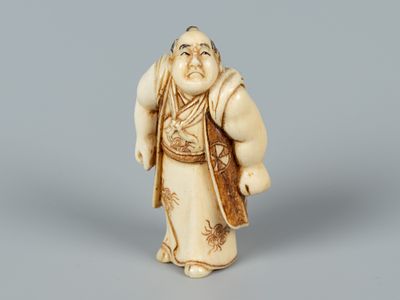 Нэцкэ. Уличный задира. Япония, руб. XIX-XX вв. Слоновая кость, инкрустация перламутром, тонировки. 