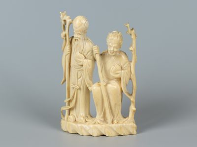 Окимоно. Шоу-син с долгожительницей. XX в. Слоновая кость. Высота 13 см. Без као, на основании 