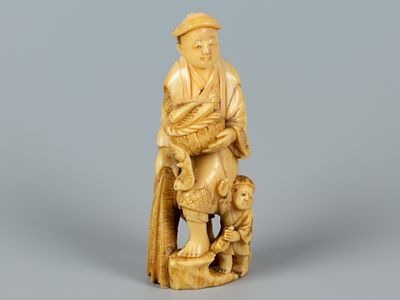 Окимоно. Рыбак с уловом и ребенком. Руб. XIX-XX вв. Зуб кашалота, тонировки. Высота 10,5 см. 