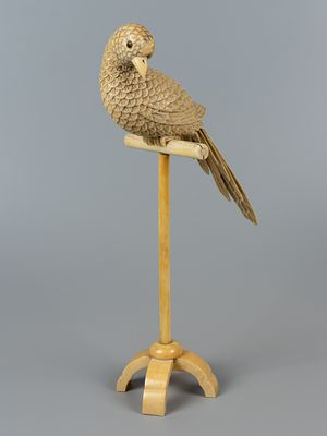 Окимоно. Попугай на жердочке. Япония, XIX в. Слоновая кость, тонировки, дерево, стекло. Высота 
