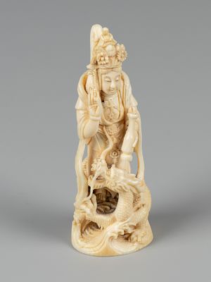 Окимоно. Богиня Канон. Япония, XIX в. Резьба по слоновой кости. Высота 11 см. На основании као. 