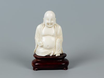 Статуэтка. Хотэй. Китай, XX в. Слоновая кость, резьба, самшит. Высота 10 см. На основании 
