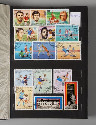 Кляссеp (10 листов) с почтовыми маками разных стран на тему "Футбол". Содержит 263 марки и 12 