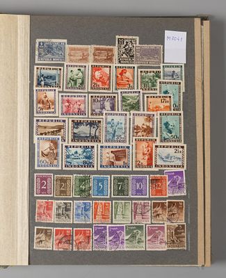 Кляссеp (10 листов) с почтовыми марками Индонезии. Содержит 741 марку, из котоых 547 негашеных 