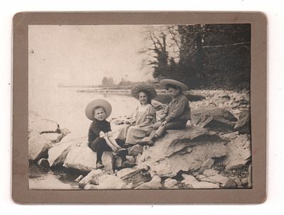 Ада Оношкович-Яцына с мальчишками. Фотография. 1900-е. На картоне. Формат по картону 90х120 мм. 