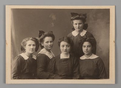 Ада Оношкович-Яцына и ее одноклассницы. Фотография. Между 1912 и 1914. На картоне. Формат по 