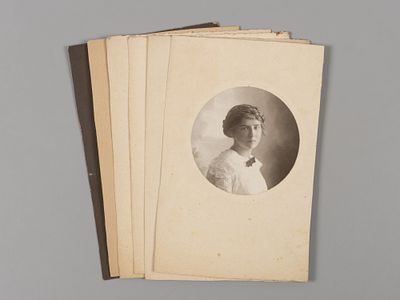 [С дарственными к А.И. Оношкович-Яцыне] Одноклассницы Ады Оношкович-Яцыны. Фотографии. 1910-е. 6 шт.