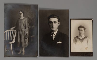 [С дарственными к А.И. Оношкович-Яцыне] Близкие Ады Оношкович-Яцыны. Фотографии. 1910-1920-е. 3 шт.