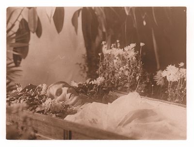 Похороны Ады Оношкович-Яцыны. Фотография. 1935. Формат 110х150 мм. Легкие помятости. На обороте 